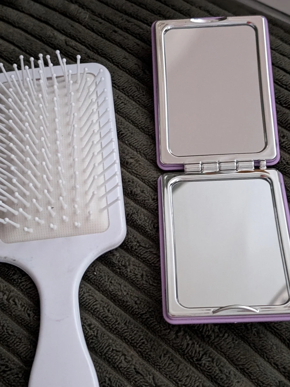 New K-pop Demon Hunters Brush And Compact Mirror